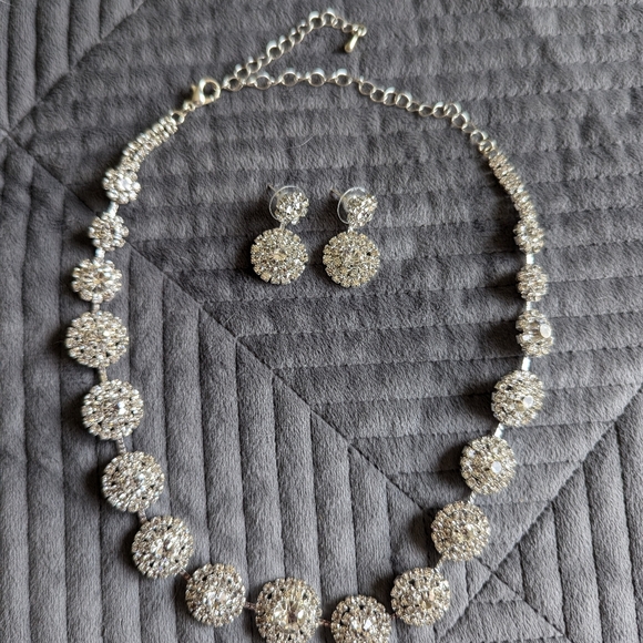 Beautiful Necklace and Earring Set. - Picture 2 of 3